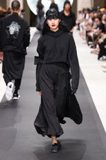 Y-3 2019年春夏コレクション - 風を纏い、空間を味方にする服｜写真12