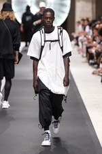 Y-3 2019年春夏コレクション - 風を纏い、空間を味方にする服｜写真15
