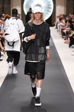 Y-3 2019年春夏コレクション - 風を纏い、空間を味方にする服｜写真16