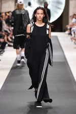 Y-3 2019年春夏コレクション - 風を纏い、空間を味方にする服｜写真17