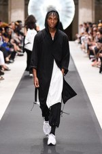 Y-3 2019年春夏コレクション - 風を纏い、空間を味方にする服｜写真18