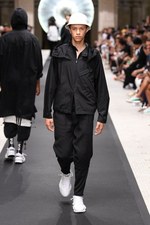 Y-3 2019年春夏コレクション - 風を纏い、空間を味方にする服｜写真19