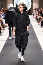 Y-3 2019年春夏コレクション - 風を纏い、空間を味方にする服｜写真20