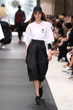 Y-3 2019年春夏コレクション - 風を纏い、空間を味方にする服｜写真25