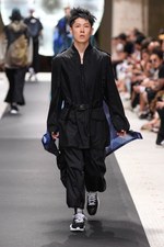 Y-3 2019年春夏コレクション - 風を纏い、空間を味方にする服｜写真42