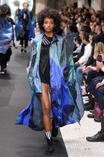 Y-3 2019年春夏コレクション - 風を纏い、空間を味方にする服｜写真43