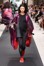 Y-3 2019年春夏コレクション - 風を纏い、空間を味方にする服｜写真48