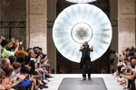 Y-3 2019年春夏コレクション - 風を纏い、空間を味方にする服｜写真54