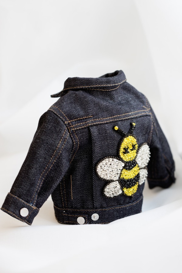 ディオール×KAWS、バッテン目の“BEE”モチーフ メンズ向けバッグが登場｜写真46