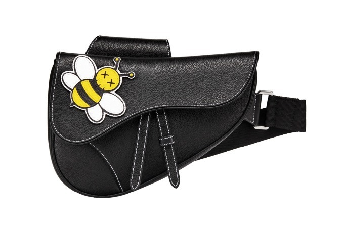 ディオール×KAWS、バッテン目の“BEE”モチーフ メンズ向けバッグが登場｜写真1