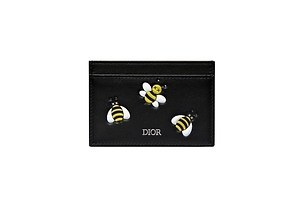 ディオール×KAWS、バッテン目の“BEE”モチーフ メンズ向けバッグ