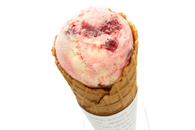 パティスリー・サダハル・アオキ・パリの夏限定アイス、酸味のきいたクリームに苺をたっぷり｜写真1