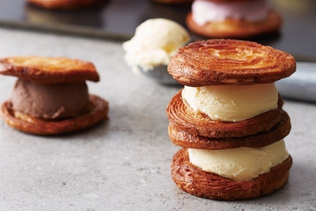 フランスパン｜ブール アンジュの「クイニーアマンアイス」サクサク生地にひんやりアイスをサンド、ピリ辛パンも