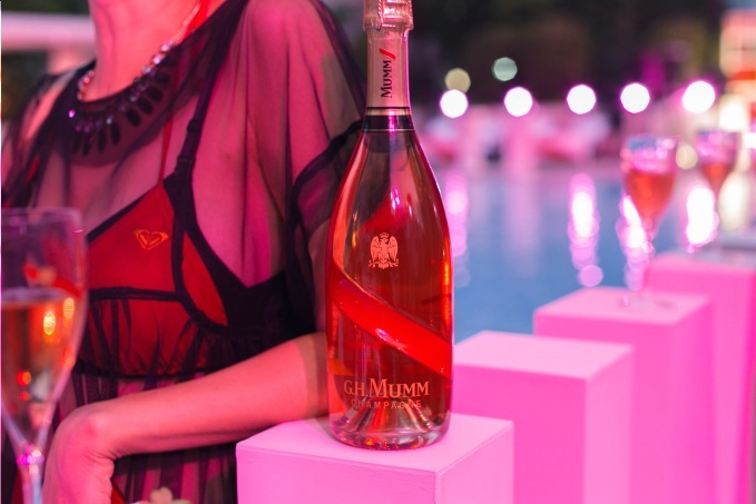 ピンク色のガーデンプール「マム ビーチクラブ」でロゼ シャンパンを楽しもう｜写真11