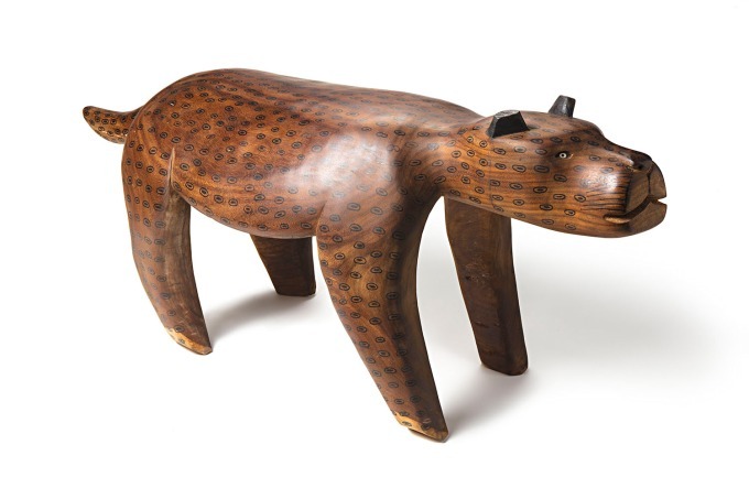 「ブラジル先住民の椅子 野生動物と想像力」展、“動物”モチーフの椅子が東京都庭園美術館に集結 | 写真