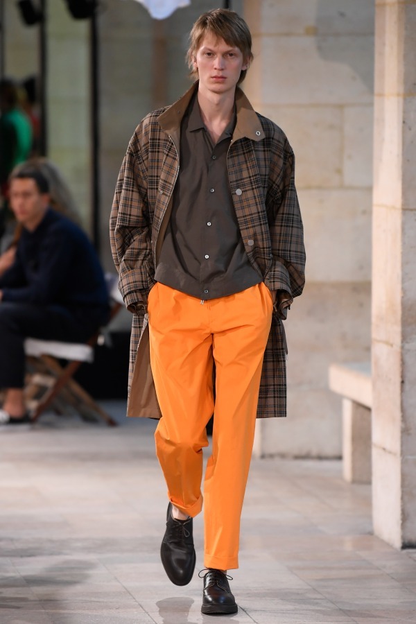 写真7 42 メンズ オレンジのクロップドパンツ アンクル丈 のコーディネート着用 コレクションルックギャラリー ファッションプレス