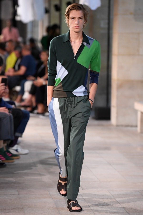 写真23 42 ページ4 メンズ 緑のパンツ ロング のコーディネート着用 コレクションルックギャラリー ファッションプレス 写真23 42 ページ4 メンズ 緑のパンツ ロング のコーディネート着用 コレクションルックギャラリー ファッションプレス
