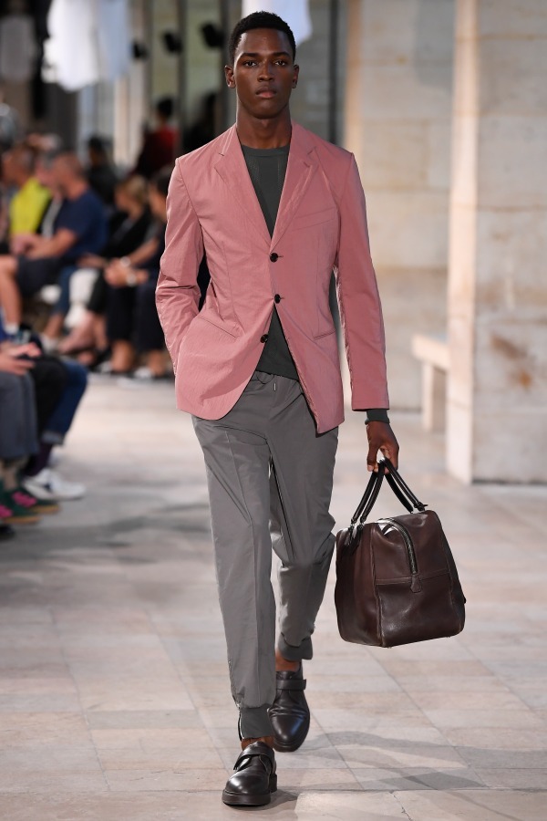 写真28 42 メンズ ピンクのテイラードジャケットを使ったコーディネート着用 コレクションルックギャラリー ファッションプレス