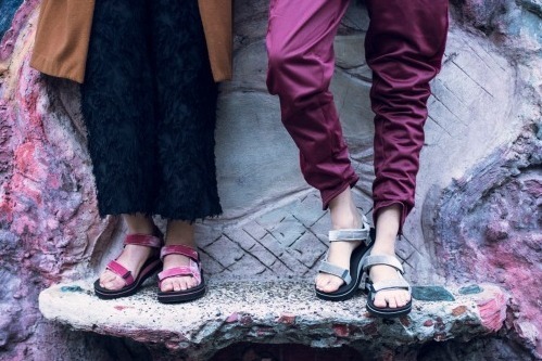 Tevaの新作サンダル - ローズピンクのベルベットアッパーを配したプラットフォームモデルなど