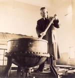 「グググッ!!グリコ展」佐賀県立美術館で、菓子メーカー・江崎グリコのルーツに迫る、歴代オマケ展示も｜写真1