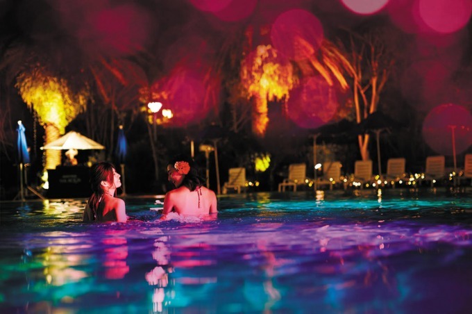 ホテルニューオータニ幕張の“恋するピンクプール”、ピンクライトに包まれる幻想的なナイトプール｜写真1