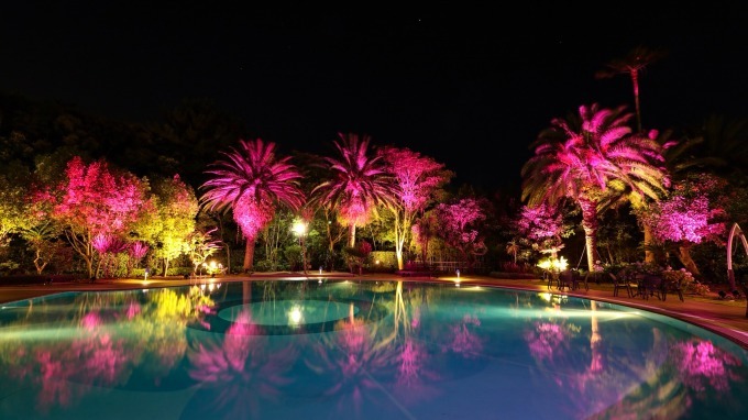 ホテルニューオータニ幕張の“恋するピンクプール”、ピンクライトに包まれる幻想的なナイトプール｜写真3