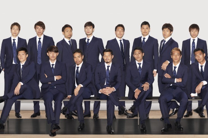 サッカー日本代表18 Shobufuku 勝負服 は柔らかなネイビースーツ ダンヒルより ファッションプレス