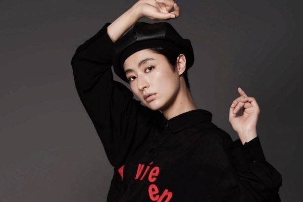 2018-19年秋冬東京コレクション｜ヨウジヤマモト プリュス ノアール 18-19年秋冬コレクション、黒のエレガンスに差し込む色彩や遊び