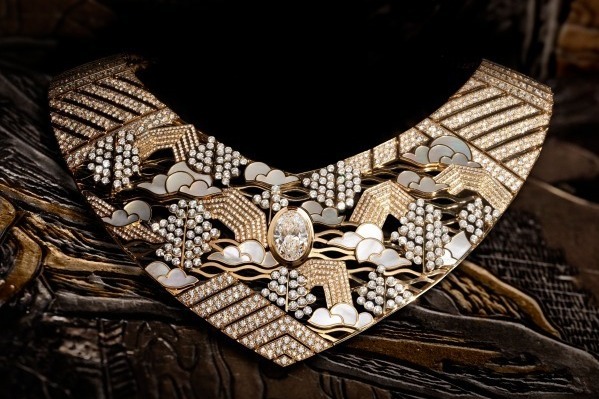 シャネル“屏風”をイメージしたハイジュエリー、カメリアや鳥をダイヤモンドで表現