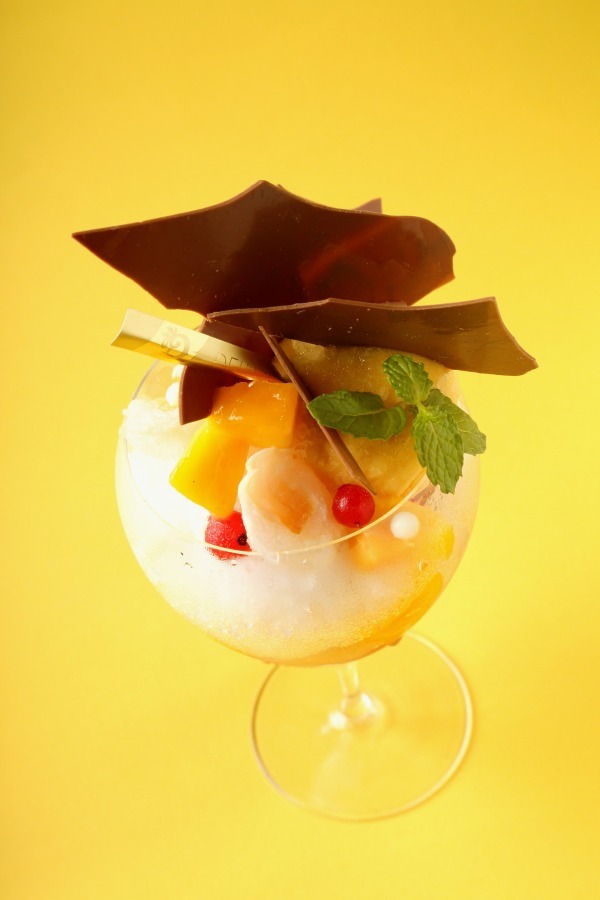パティスリー＆カフェ デリーモよりマンゴー＆ピーチの新パフェ、ふわふわかき氷にホットチョコソース | 写真
