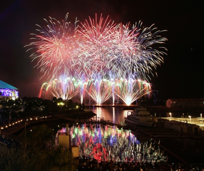 横浜・八景島シーパラダイスで夏のイベント - 人気のイルカショーの”ずぶ濡れ演出”や水辺の花火｜写真9