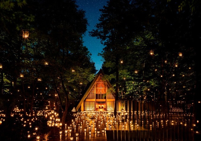 「サマーキャンドルナイト 2018」軽井沢高原教会で、無数のキャンドルが灯される幻想的な空間｜写真1