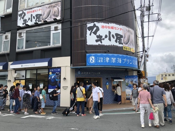 プリン専門店「沼津深海プリン工房」静岡に、ラムネのジュレをのせた“深海プリン”やソフトクリームなど｜写真10