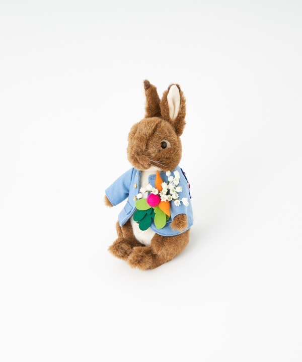 I ♡「 PETER RABBIT」MUVEIL × 「PETER RABBIT」より
「ピーターラビット」×MUVEIL 限定コラボぬいぐるみ Mサイズ 9,800円＋税、Lサイズ 12,000円＋税