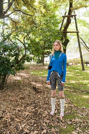 アカネ ウツノミヤ 2019年リゾートコレクション、洋服の隙間から魅せる女の魅力｜写真2