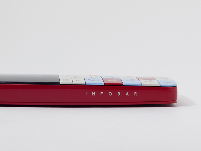 au「INFOBAR xv」深澤 直人デザインの15周年記念モデル、「錦鯉」含む3色展開｜写真5