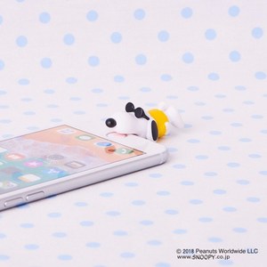 スヌーピーがガブっと 噛みつく Iphoneケーブルアクセサリー ケーブルバイト ピーナッツとコラボ ファッションプレス