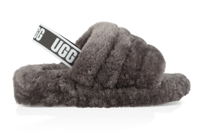 UGGの新作サンダル「フラッフ パワーコレクション」足全体を包み込む 