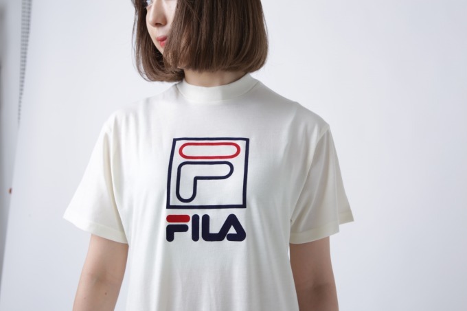 アトモス ピンク×フィラのコラボTシャツ - ワンピース丈＆斜めフリンジカットでスタイリッシュに｜写真10