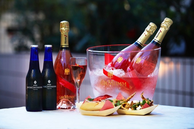 ロゼ シャンパンを屋外で「マム ビーチクラブ シャンパン ガーデン」ピンクのライトアップとともに｜写真1