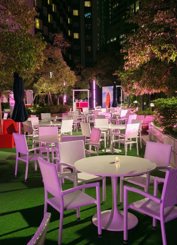 ロゼ シャンパンを屋外で「マム ビーチクラブ シャンパン ガーデン」ピンクのライトアップとともに｜写真10