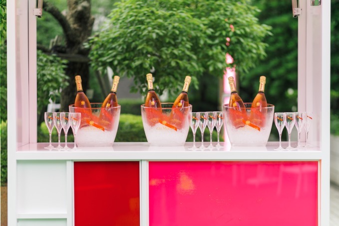 ロゼ シャンパンを屋外で「マム ビーチクラブ シャンパン ガーデン」ピンクのライトアップとともに｜写真3