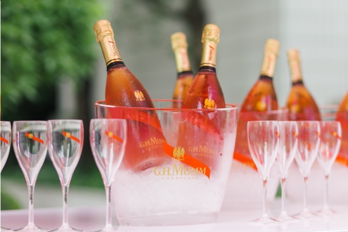 ロゼ シャンパンを屋外で「マム ビーチクラブ シャンパン ガーデン」ピンクのライトアップとともに｜写真2