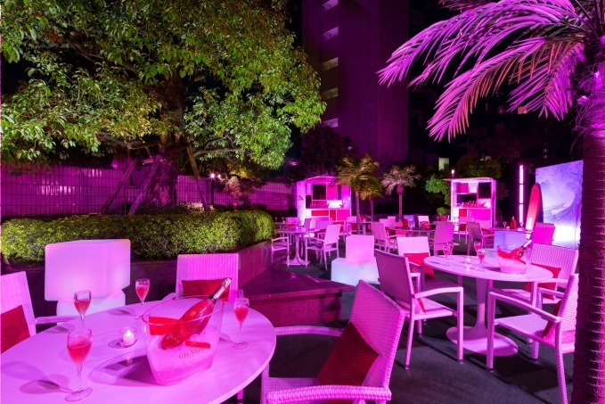 ロゼ シャンパンを屋外で「マム ビーチクラブ シャンパン ガーデン」ピンクのライトアップとともに｜写真12