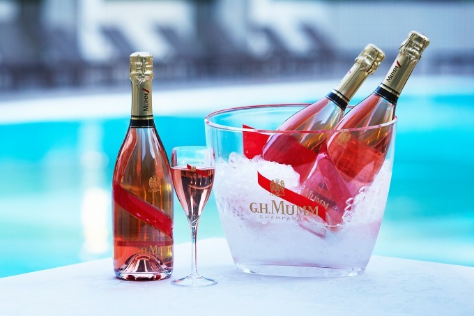 ロゼ シャンパンを屋外で「マム ビーチクラブ シャンパン ガーデン」ピンクのライトアップとともに｜写真5