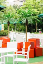 ロゼ シャンパンを屋外で「マム ビーチクラブ シャンパン ガーデン」ピンクのライトアップとともに｜写真6