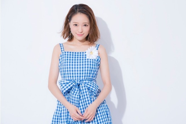 ジルスチュアートから“マーガレットブローチつき”ギンガムチェックドレス、chayとコラボ