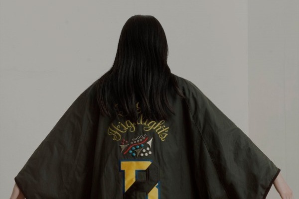 トーガ プルラ×バブアー、背中にウエスタンメタルやアップリケを配したジャケット＆ケープ