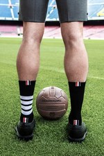 サッカークラブ「FCバルセロナ」オフィシャルスーツにトム