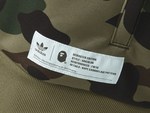 アディダス オリジナルス×べイプのコラボウェア、カモ柄プリントのトラックジャケットやTシャツ｜写真10